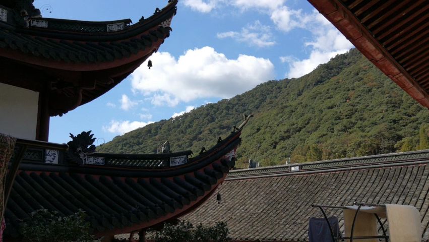 敬真实的追梦者:一个开100万奔驰的人，他银行贷款1000万，他的生活在生与死的边缘。 一个开30万皇冠的人，他房贷300万，他的生活水深火热。 一个骑1500块电动车的，他存款10万，生活安逸却又迷茫。 三人路上相遇，骑电动车的羡慕开皇冠的，开皇冠的羡慕开奔驰的，开奔驰的羡慕骑电动车的。 很多时候我们给自己太大的压力，导致生活变得不那么顺心，自己也并不快乐。 工作和生活的确需要向前看，要有目标，但是如果是建立在损失自己开心快乐的前提下，那么我们的努力又是为了什么呢？目标又有何意义？ 很多的不快乐源自于我们的攀比，你想努力提高自己，但是你会发现比你优秀的人还有很多，这是没有尽头的。我们努力工作不是为了成为目标的奴隶，而是要学会驾驭目标，让目标为自己制造快乐，制造幸福。